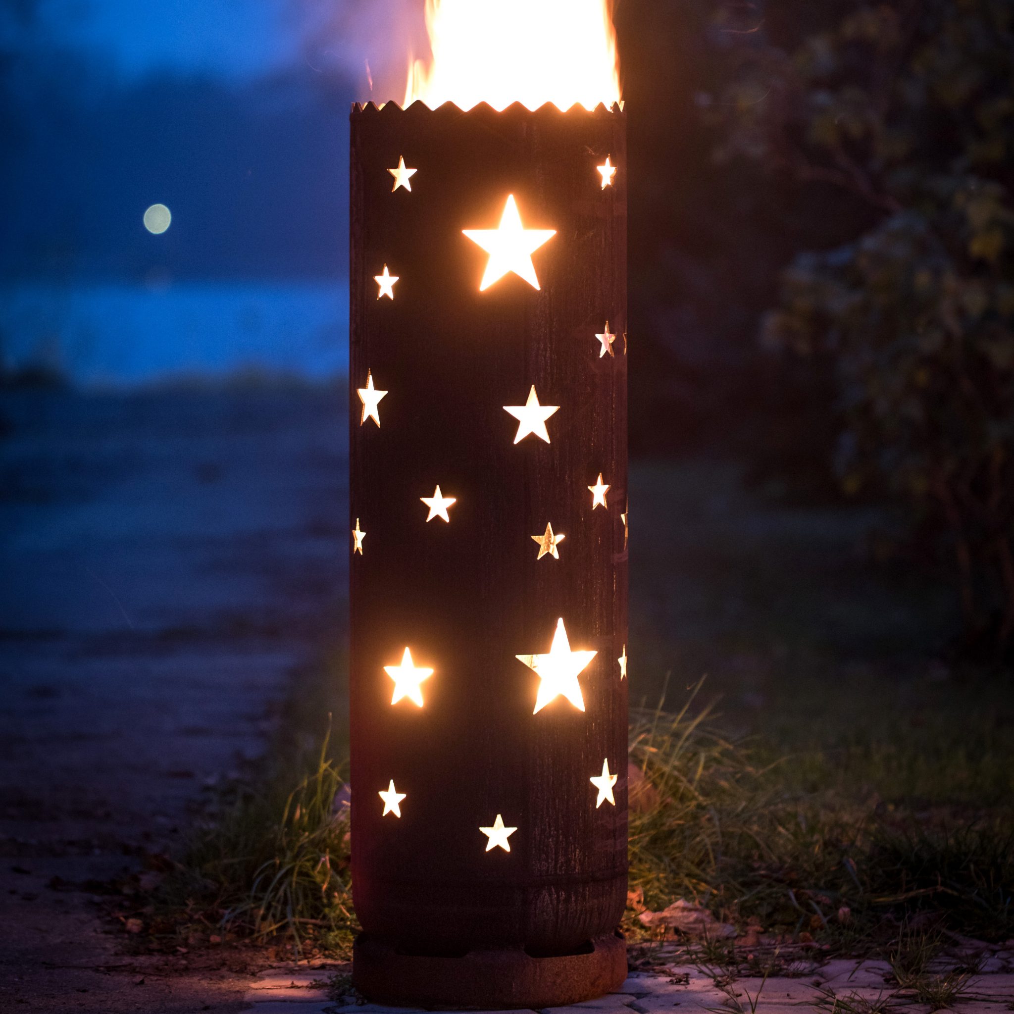 Feuertonne Sternenhimmel, Gefertigt aus 200L Ölfass, Deko, Feuerkorb,  Besondere Feuerstelle für Garten und Terrasse 90 x 60 cm - .de