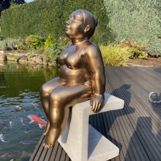Dekofigur SCHWIMMERIN auf Sockel sitzend bronze H 51 cm