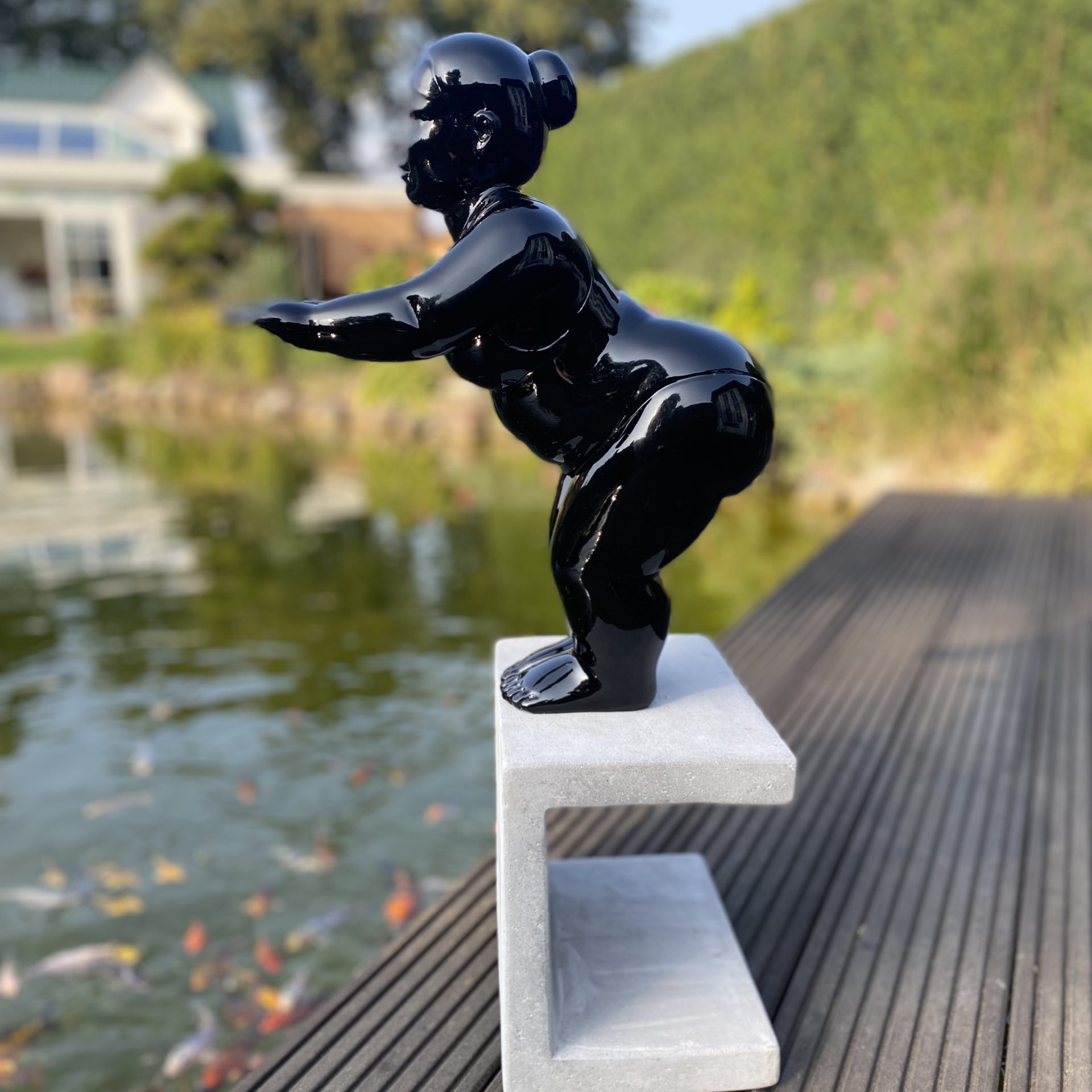 Gartenfigur SCHWIMMERIN auf Sockel stehend weiß Höhe 62 cm
