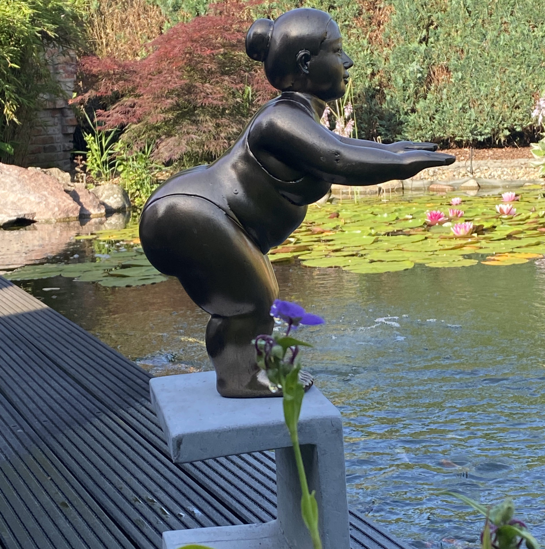 Figur SCHWIMMERIN auf Sockel stehend bronze H 62 cm