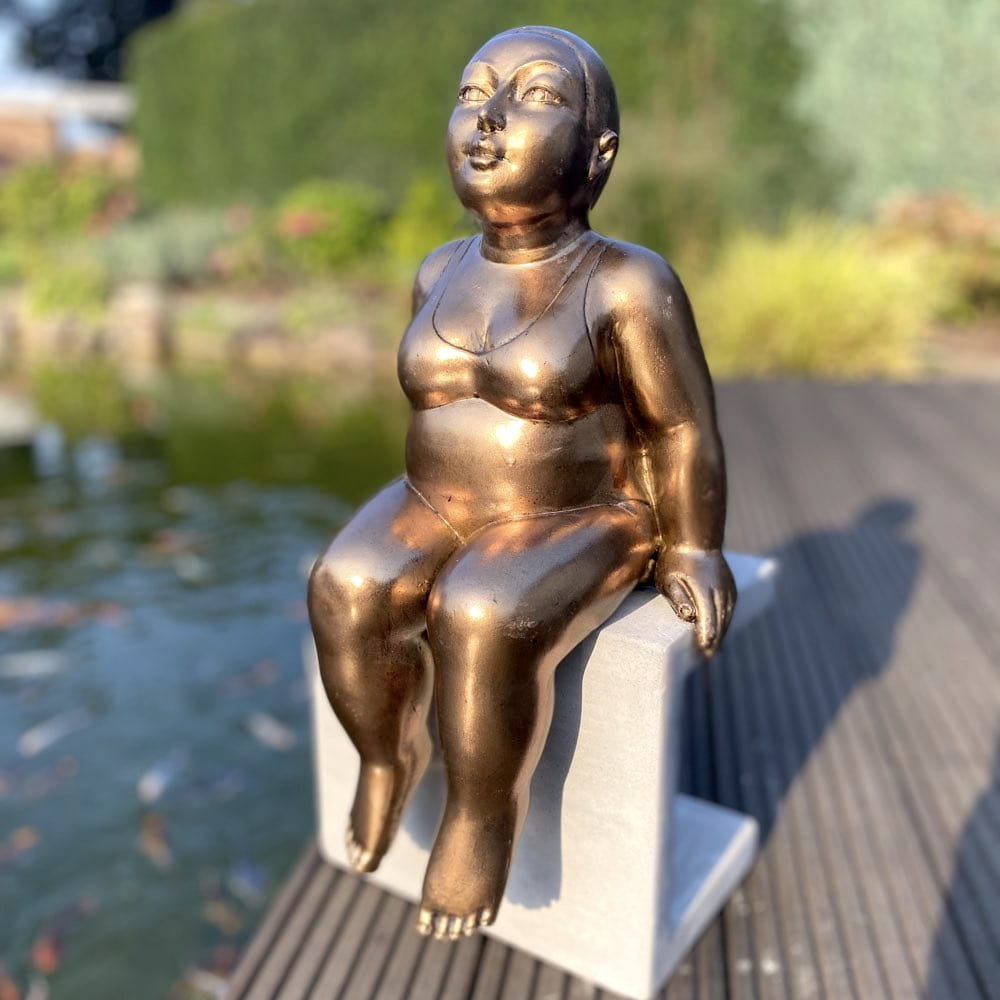 Dekofigur auf Sockel SCHWIMMERIN bronze sitzend H 51 cm