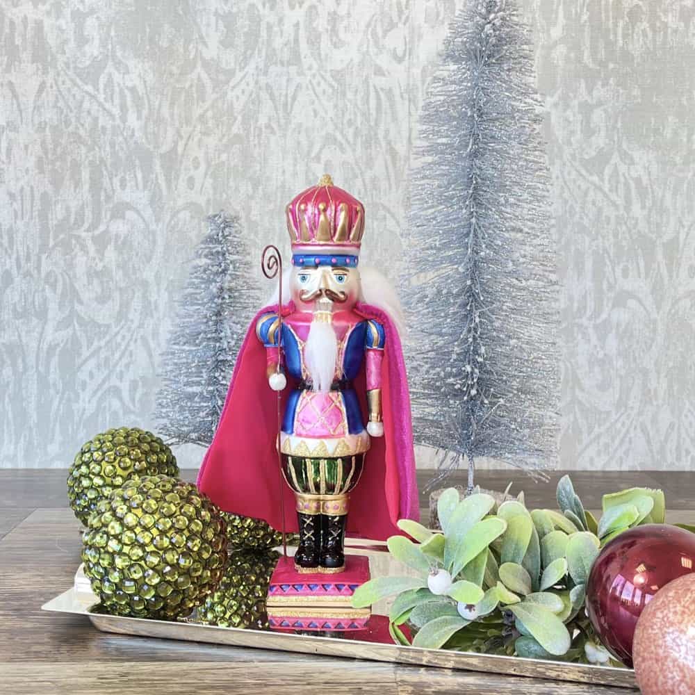 Weihnachtsfigur Nussknacker mit Umhang GiftCompany H 27 cm