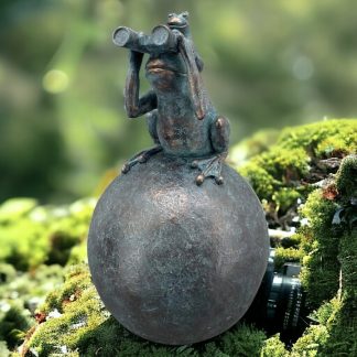 Gartenfigur Frosch auf Kugel H 42 cm