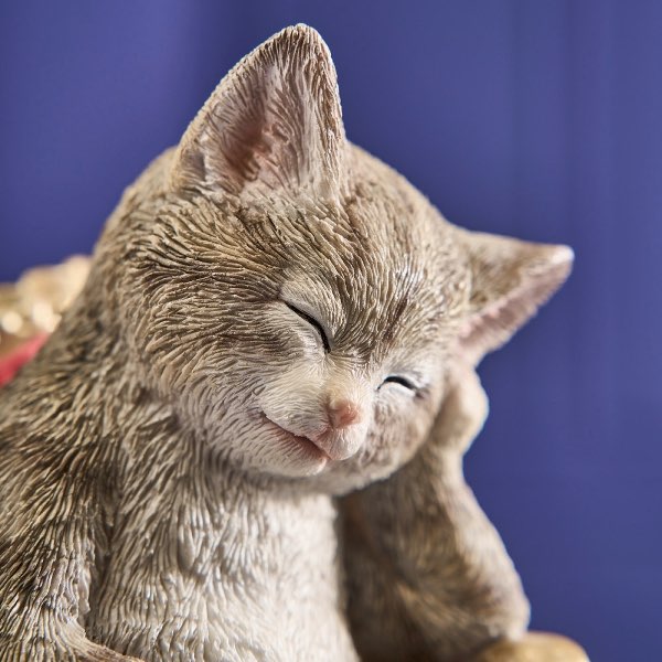 Deko Figur Katze auf Sessel Werner Voß